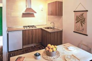 eine Küche mit einem Tisch und einer Obstschale darauf in der Unterkunft Apartamento Ses Botges - Formentera Break in Es Caló