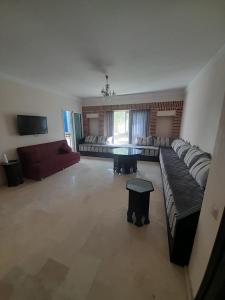 - un grand salon avec un canapé et une table dans l'établissement Marina Agadir appartement, à Agadir