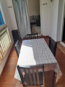 une table avec des chaises et un chiffon de table. dans l'établissement Marina Agadir appartement, à Agadir