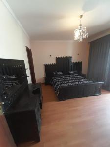 - une chambre avec 2 lits et un lustre dans l'établissement Marina Agadir appartement, à Agadir