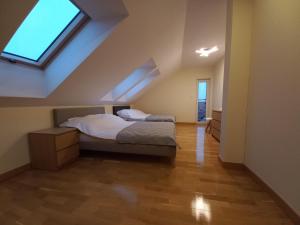 um quarto com uma cama e uma janela em Apartament Lusowo em Lusowo