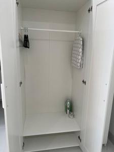 una ducha blanca a ras de suelo con puerta de cristal en Stunning Deluxe Studio, en Hialeah