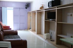 a living room with a couch and a tv at Apartamento Terreo em Caxias do Sul in Caxias do Sul