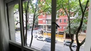 a window with a view of a city street at EL DESCANSO a 400 metros del mar departamento 1 ambiente dividido in Mar del Plata