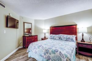 - une chambre avec un lit, deux lampes et un miroir dans l'établissement Sandy Beach Resort Unit 205, à Myrtle Beach