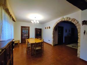 uma sala de jantar com uma mesa e um arco em Finca Paraíso Rural em El Burgo de Osma