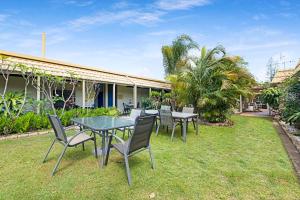 Taman di luar Bundaberg Coral Villa Motor Inn