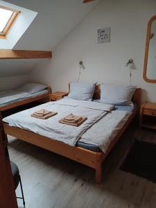 ein Schlafzimmer mit einem Bett mit zwei Handtüchern darauf in der Unterkunft Zátoň č.15 in Lenora