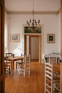 sala de estar con mesa y sillas y comedor en Hotel Emblemático La Casa de los Naranjos, en Haría
