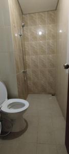 Ванна кімната в Apartemen 2BR Dengan Fasilitas Waterpark