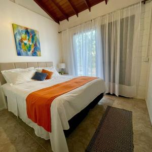- une chambre avec un grand lit et une fenêtre dans l'établissement Pousada Casa Mariscal, à Bombinhas