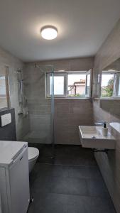 y baño con aseo, lavabo y ducha. en Apartments Kety - Central heating, en Crikvenica