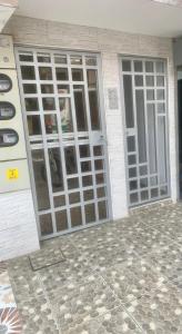 une porte d'entrée d'une maison avec des portes en verre dans l'établissement Acogedor apartamento en Itagui, à Itagüí