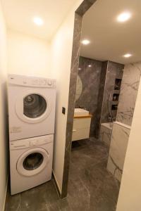 ヴィルールバンヌにあるChic et Elégant à Villeurbanneのバスルーム(シャワー付)の洗濯機が備わります。