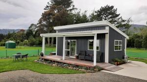 Gallery image of Waiora cottage in Otaki