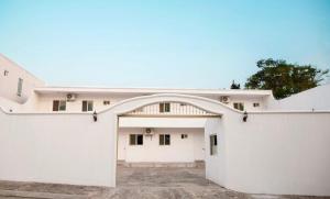 a white building with an arch over a garage at VILLAS MARQUIS in Ciudad Valles