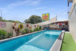 - une piscine à l'ombre dans l'établissement Bundaberg Coral Villa Motor Inn, à Bundaberg