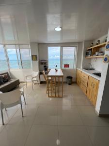 cocina y sala de estar con mesa y sillas en Apartamento Vacacional Con Vista Al Mar San Andres, en San Andrés