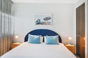 Rúm í herbergi á Element on Coolum Beachfront Sunshine Coast