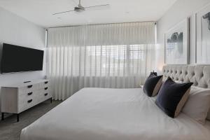 Rúm í herbergi á Element on Coolum Beachfront Sunshine Coast