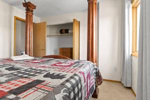 - une chambre avec un lit doté d'une couette dans l'établissement Alaskan WolfDen Close to airport centrally located, à Anchorage