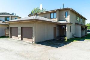 une maison avec un garage en face dans l'établissement Alaskan WolfDen Close to airport centrally located, à Anchorage