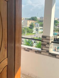een balkon met uitzicht op de stad bij Studio meublé Cosy in Douala