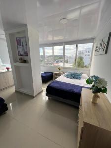 1 dormitorio con cama y ventana grande en Apartamento Vacacional Con Vista Al Mar San Andres, en San Andrés