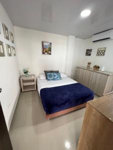1 dormitorio con 1 cama con manta azul en Apartamento Vacacional Con Vista Al Mar San Andres, en San Andrés