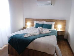 ein Schlafzimmer mit einem Bett mit zwei Handtüchern darauf in der Unterkunft A Casa da Formosinha in Madalena + 53 Fotos