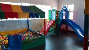 una sala de juegos con tobogán y bolas en Apto com conforto que você precisa., en Goiânia
