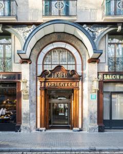 un edificio con entrada a un hotel en Oriente Atiram, en Barcelona