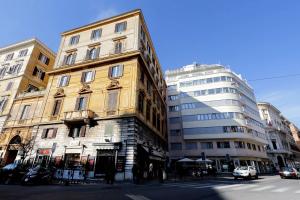 um edifício na esquina de uma rua com edifícios em La Flavia Design City Suites Rome em Roma