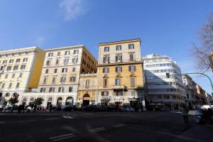 um grupo de edifícios numa rua da cidade em La Flavia Design City Suites Rome em Roma
