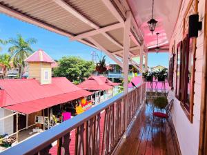 un balcon d'un bâtiment avec un toit rose dans l'établissement Casa Le Parc - Main Street, à Bocas del Toro