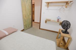 una camera con letto, specchio e ventilatore di Apartamentos Prana a Itacaré