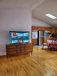 een woonkamer met een grote flatscreen-tv bij Glenwood Home in Delaware Water Gap