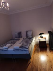- 2 lits jumeaux dans une chambre avec une lampe dans l'établissement Belle Maison de 5 pièces (150 m²), à Sceaux