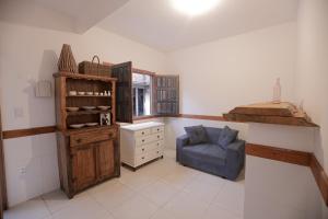 una stanza con un letto e una sedia blu di Apartamentos Prana a Itacaré