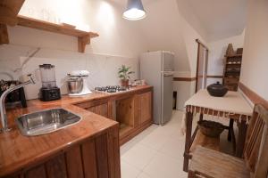 una cucina con lavello e fornello forno superiore di Apartamentos Prana a Itacaré Altre 21 foto