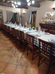 długi stół z krzesłami i długi stół w obiekcie Lu Renge w mieście Fiaiola