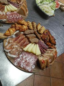 a plate of different types of meats and cheese at Lu Renge in Fiaiola