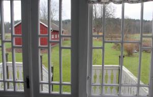 een open raam met uitzicht op een rode schuur bij 2 Bedroom Gorgeous Home In Tving in Tving