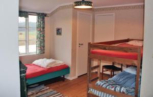Cette chambre comprend 2 lits superposés et une fenêtre. dans l'établissement 2 Bedroom Gorgeous Home In Tving, à Tving