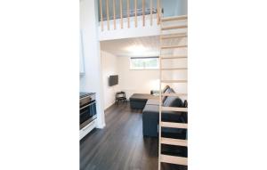 VästergarnにあるAmazing Home In Gotlands Tofta With 2 Bedroomsのロフトベッド1台とベッドルーム1室が備わります。