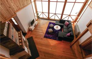 イェルブシェーにあるNice Home In Järvsö With Saunaのソファ付きのリビングルームのオーバーヘッドビュー