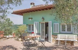 カステルフィオレンティーノにあるNice Home In Castelfiorentino -fi- With Outdoor Swimming Poolの家の前の椅子