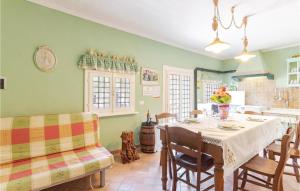 - une salle à manger avec une table et des chaises dans l'établissement Nice Home In Castelfiorentino -fi- With Outdoor Swimming Pool, à Castelfiorentino