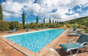 a large swimming pool with chairs at Vista Piscina in Migliano