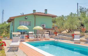 une maison avec une piscine et des chaises dans l'établissement Nice Home In Castelfiorentino -fi- With Outdoor Swimming Pool, à Castelfiorentino